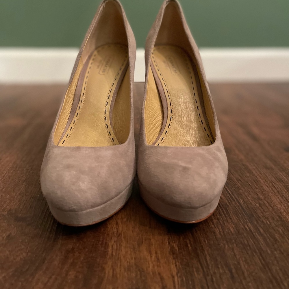 Women’s Coach Tan Suede Heels, Size 9 - Picture 5 of 7